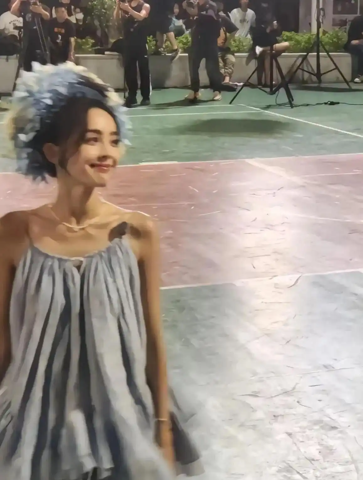 祝绪丹瘦成纸片人_女明星真实身材路人视角_小骨架女明星