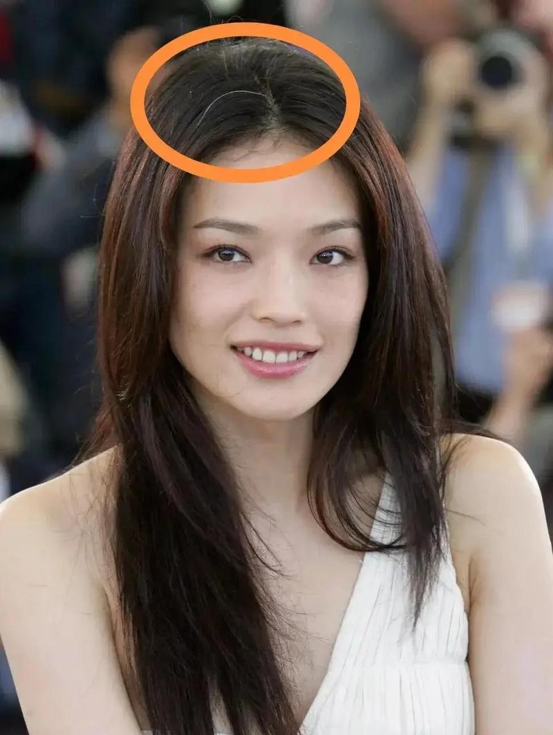 女明星白发不再遮掩 真实状态成热议话题