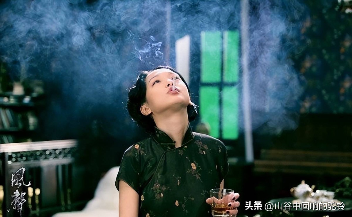 女明星吸烟斗_刘亦菲凌晨抽烟 真实状态 片场压力大